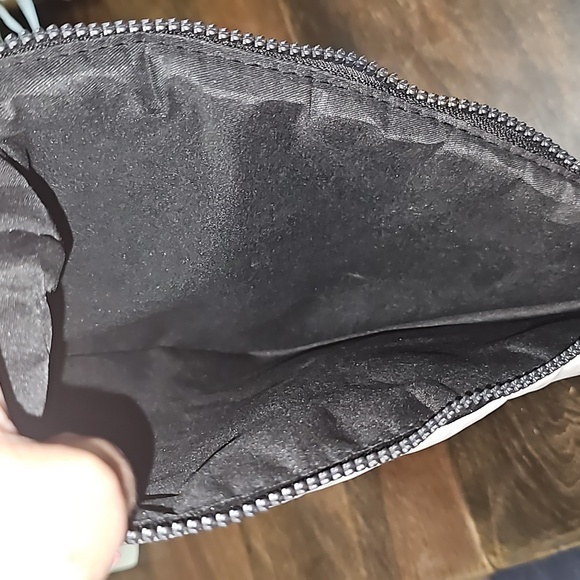 CHANEL Puffer Makeup travel bag - Picture 4 of 4